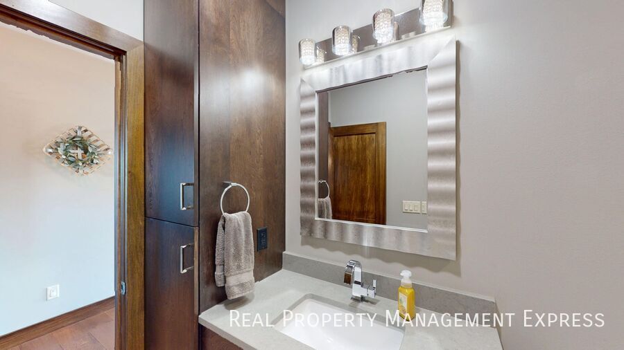 Building Photo - Beautiful 7 Bedroom 4 Bath Residence with ...