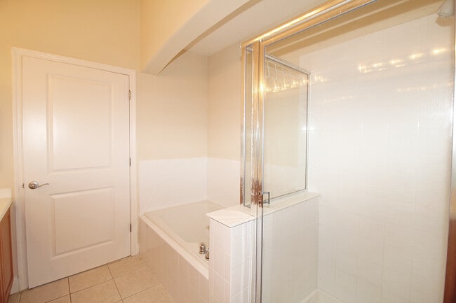 Building Photo - Top Floor 3/2 Condo in Artisan Park