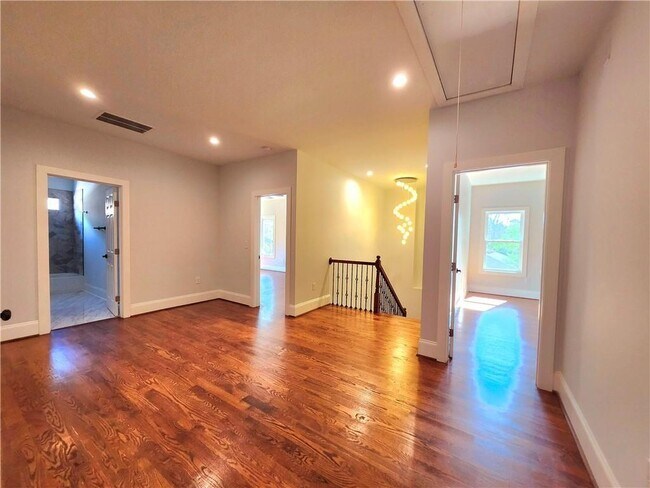 Building Photo - 1112 Shepherds Ln NE
