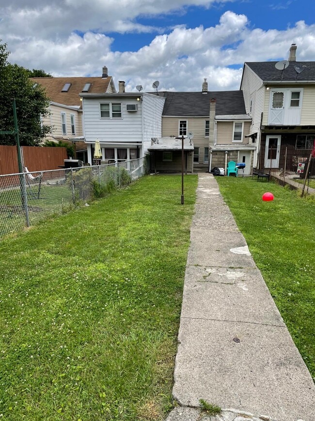 shared backyard - 114 Mercer St