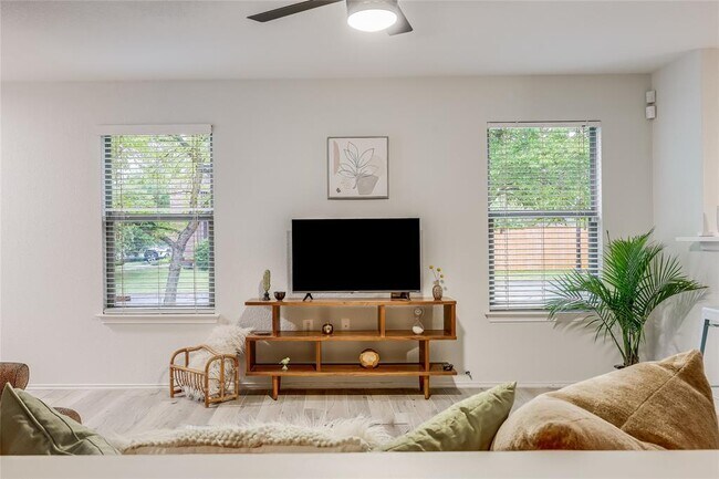 Building Photo - 5301 Apple Orchard Ln