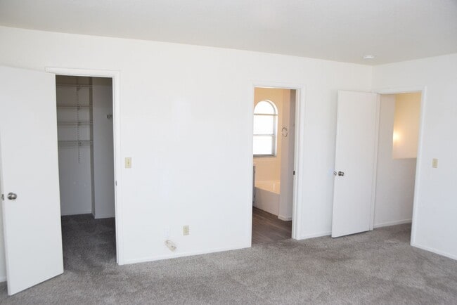 Building Photo - NORTHWEST - 2 STORY HOME - 4 BEDROOMS