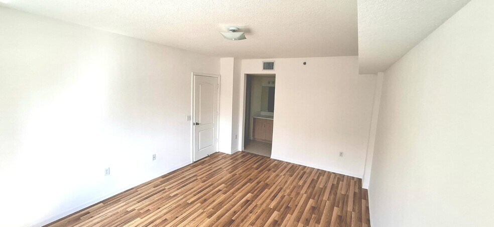 Building Photo - 9340 Fontainebleau Blvd