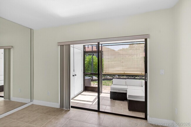 Building Photo - 351 Club Cir