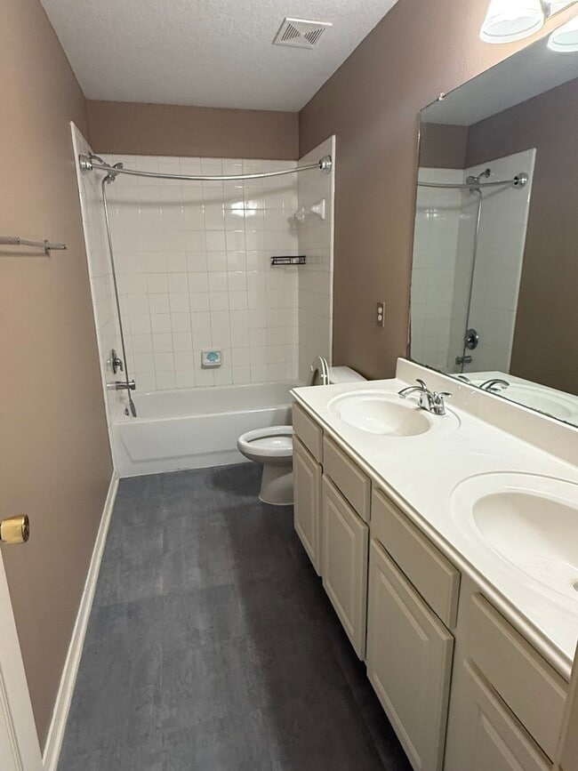 Building Photo - 2211 Cambridge Dale Ct