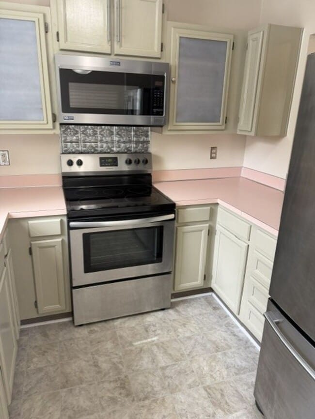 Building Photo - Ranch Home with 3BR/2BA