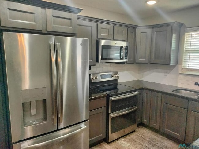 Building Photo - 2115 Roadrunner Dr