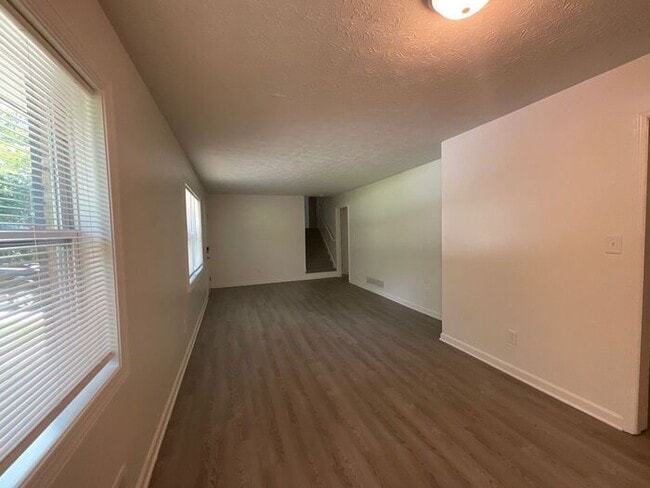 Building Photo - 545 Navarre Dr