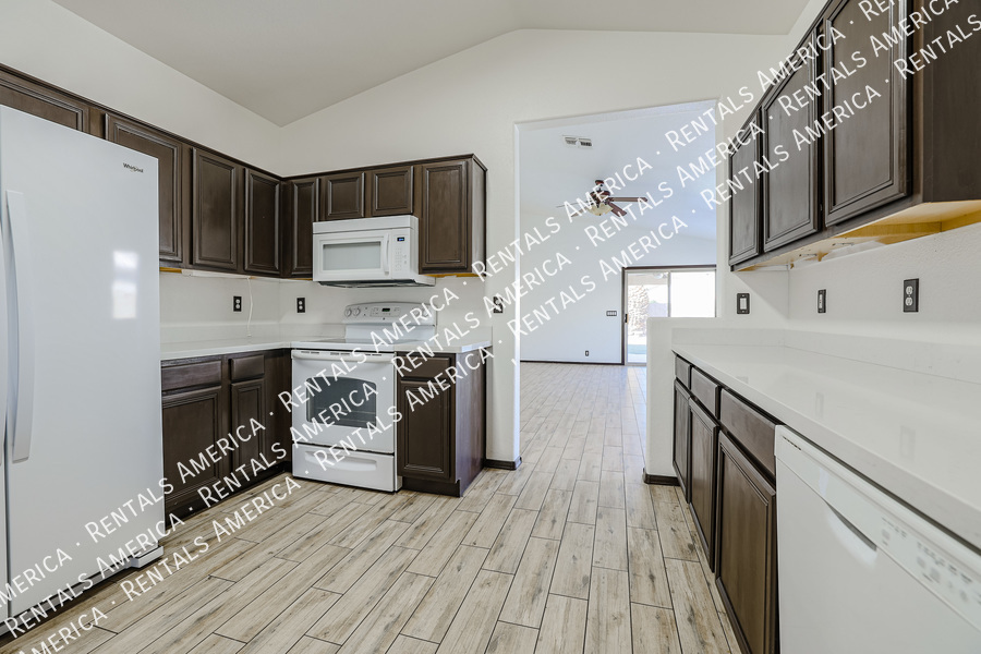 Building Photo - 9316 W Cinnabar Ave