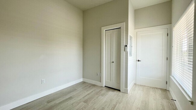 Building Photo - Newer Construction 1 Bedroom in the Ironwo...