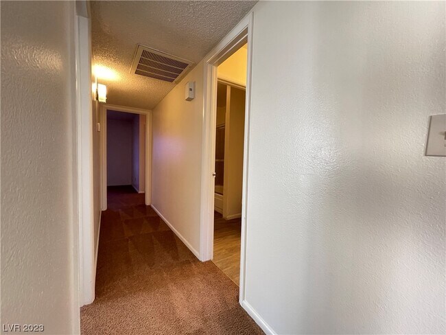 Building Photo - 574 Roxella Ln