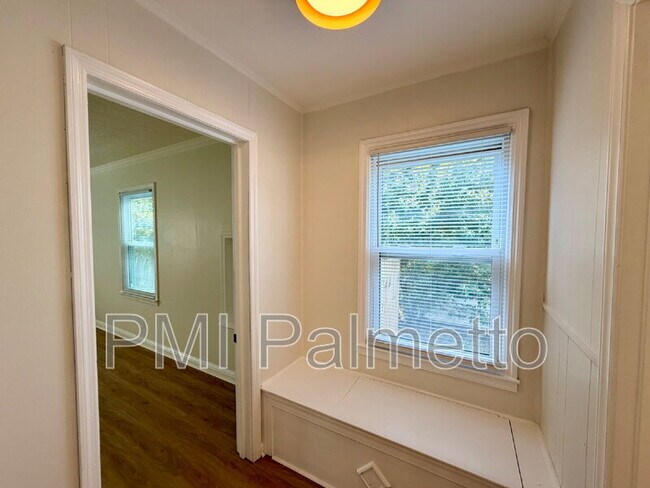 Building Photo - 725 Brooks Ave