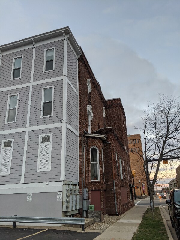 Building Photo - 346 S Rose St
