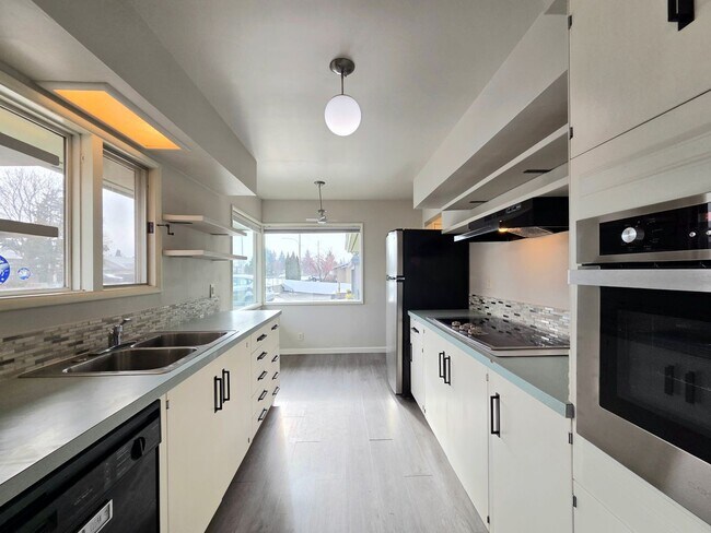 Building Photo - 4 Bed, 2 Bath -- Newly Renovated -- Home on Wenatchee Golf & Country Club's 16th Fairway**