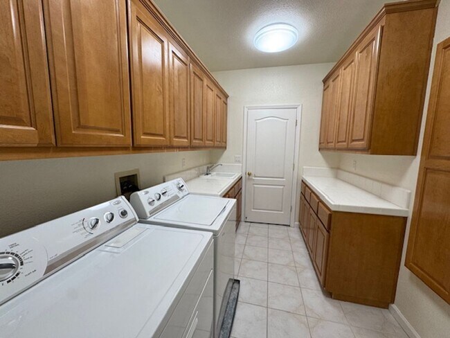 Building Photo - Gorgeous 5 bedroom + office, 4.5 bath Alam...