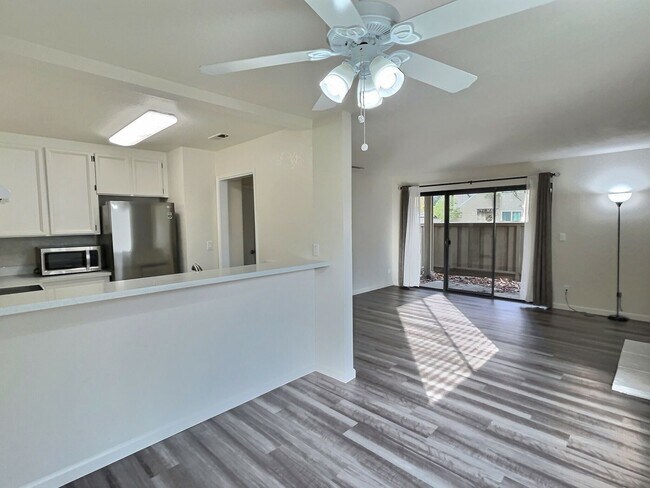 Building Photo - 1 Bed/1 Bath Updated Condo with Great Amen...