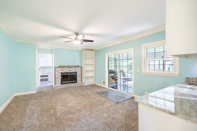 Building Photo - 607 3rd St Ext