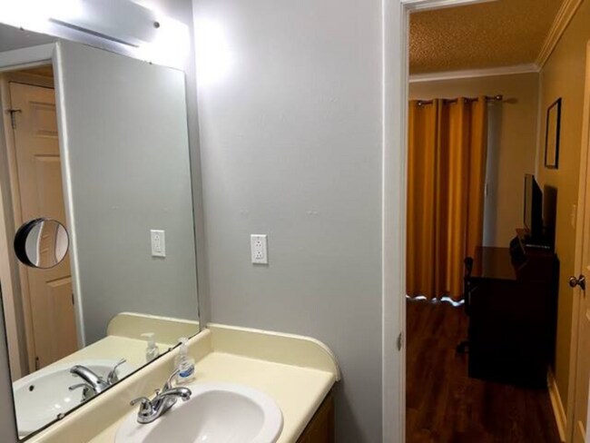 Building Photo - 4935-4937 7 Pine Cir