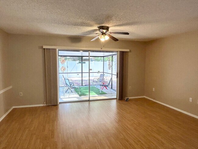 Building Photo - 2 Bedroom Villa with Screened in Patio!