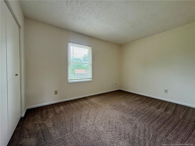 Building Photo - 421 Kirkcaldy Ct