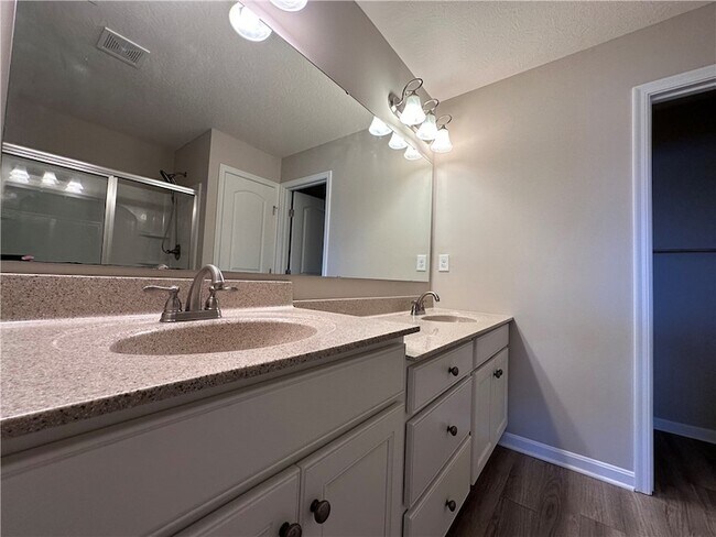 Building Photo - 16 Old Pond Rd