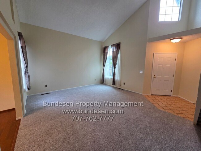 Building Photo - Spacious 4bd/2.5ba in "M" section of Rohnert Park