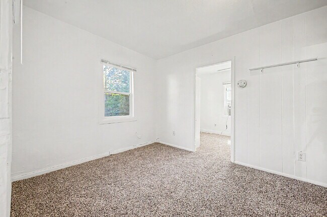 Building Photo - "Charming 1-Bed 1 bath in Englewood – Cozy 400 Sq Ft Living!"