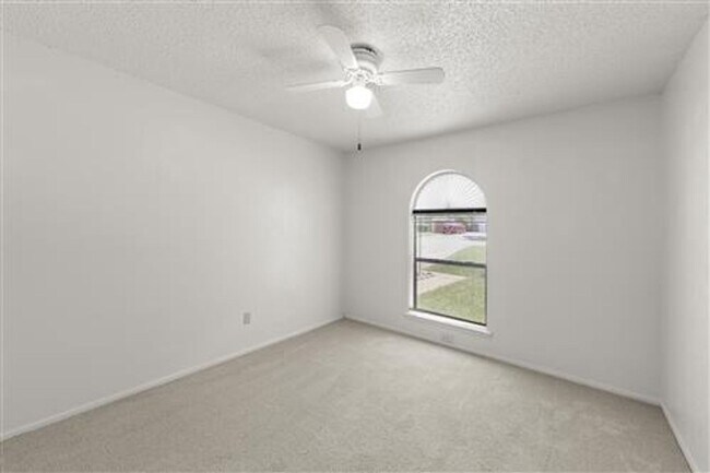Building Photo - 2205 Foxcroft Ln