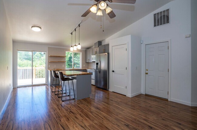 Building Photo - Exquisite 3-bedroom, 2-full bath Home in Puyallup