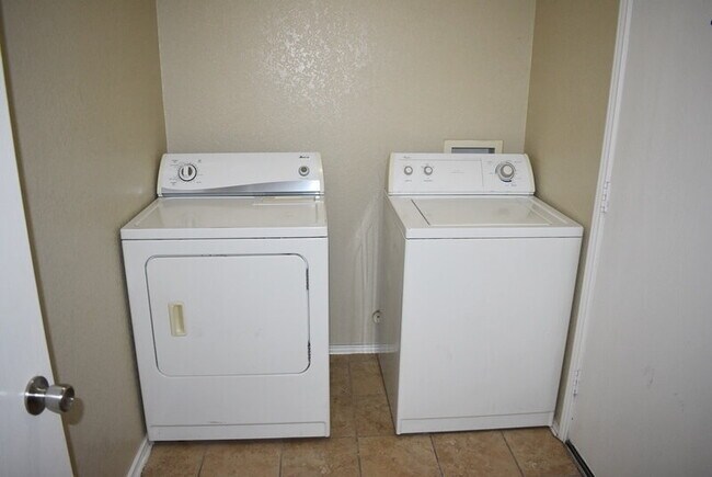 Building Photo - "Great 3-2-2 Home with Open Floor Plan and Spacious Backyard!"