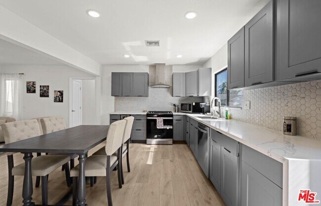 Building Photo - 2617 S Beverly Dr