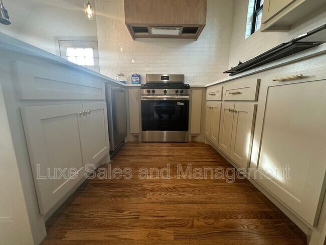 Building Photo - 911 NE 16th St