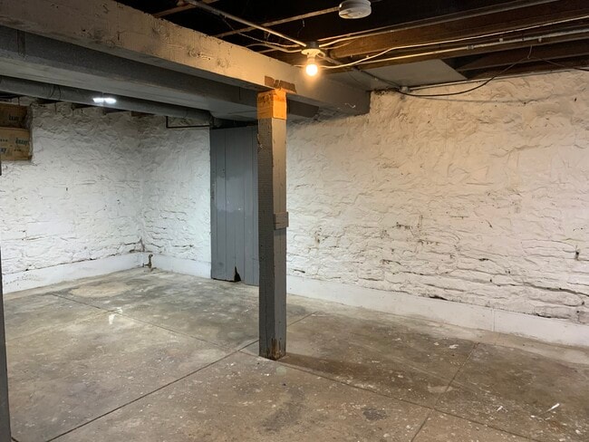 Building Photo - 701 W Marion St