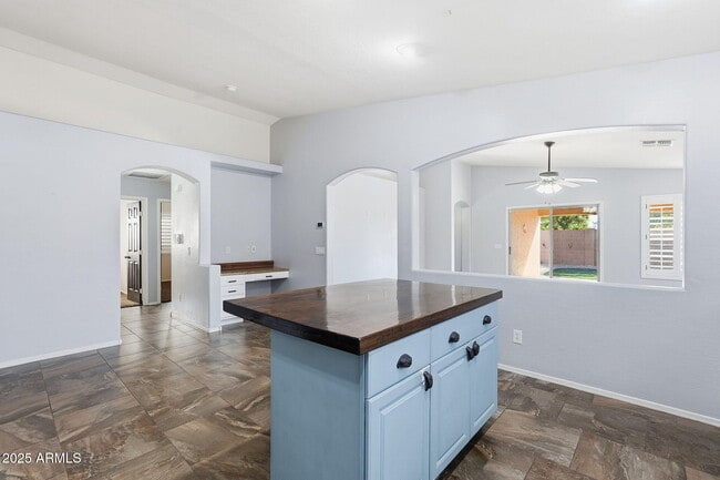 Building Photo - 21663 E Via Del Rancho Rd