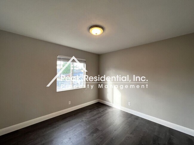 Building Photo - Beautifully Updated 3bd/2ba Home with 2 Car Garage!