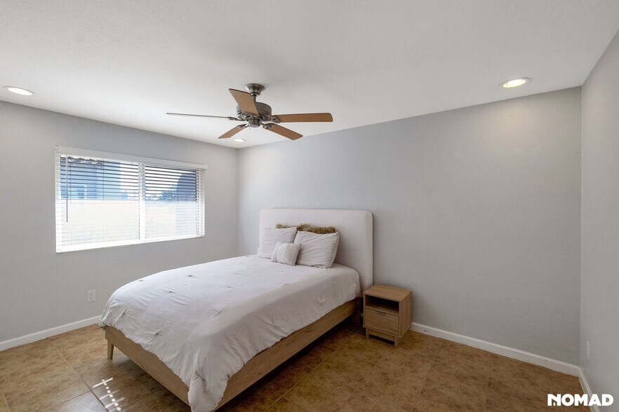 Building Photo - 1049 N Granite Reef Rd