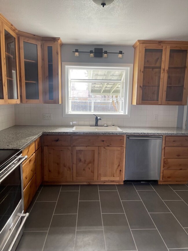 Building Photo - Beautiful 3 Bed 1.5 Bath House