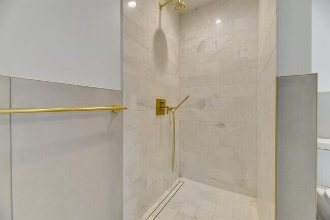 Building Photo - 70 Rainey St