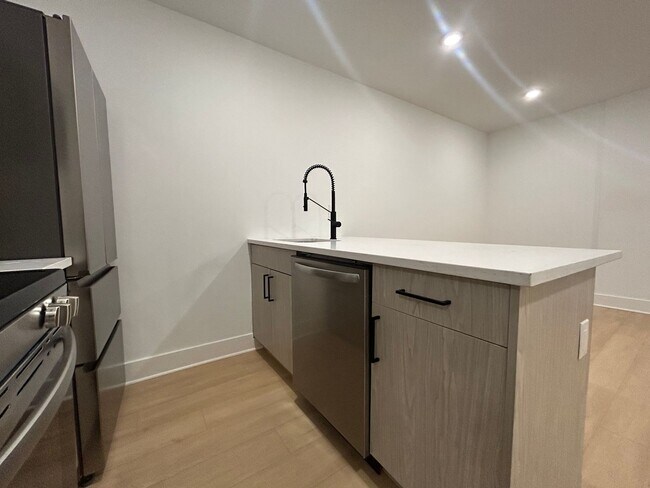 Building Photo - 612 N 39th St