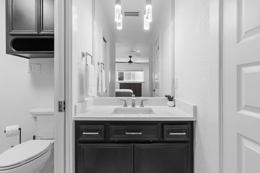 Building Photo - 107 Oak Crest