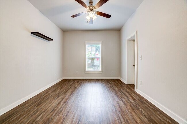 Building Photo - 3/2 Historical Home On Beautiful Main Stre...