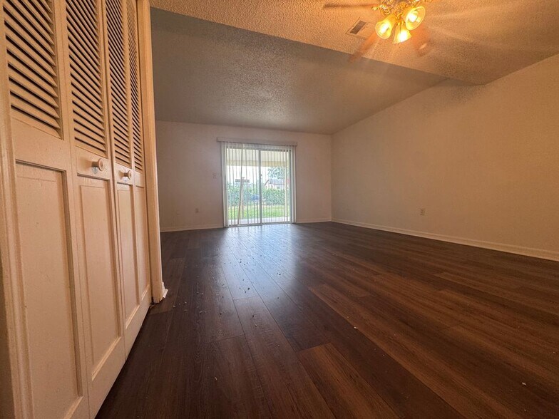 Building Photo - 221 S Cypress Way