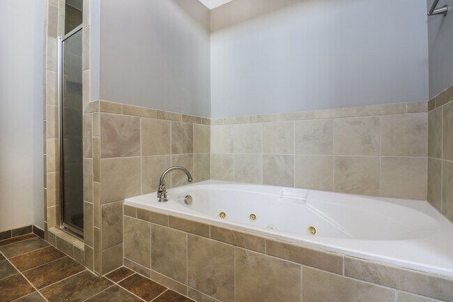 Building Photo - Luxury Downtown Townhome with 2 car Garage!
