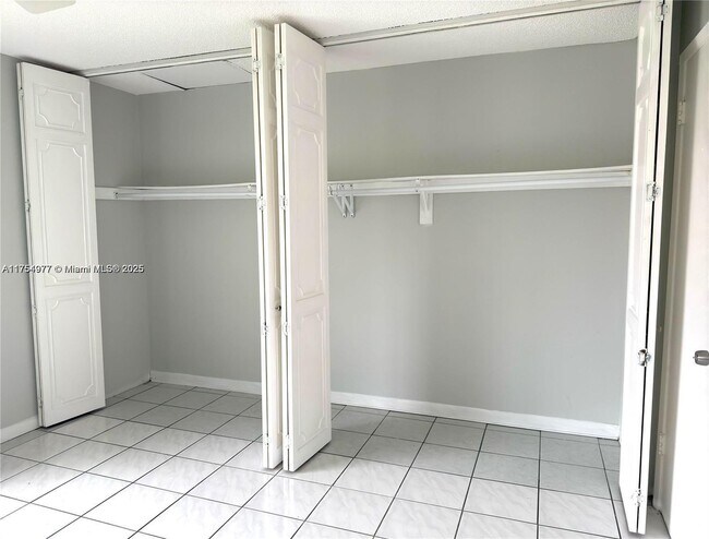 Building Photo - 805 W Oakland Park Blvd
