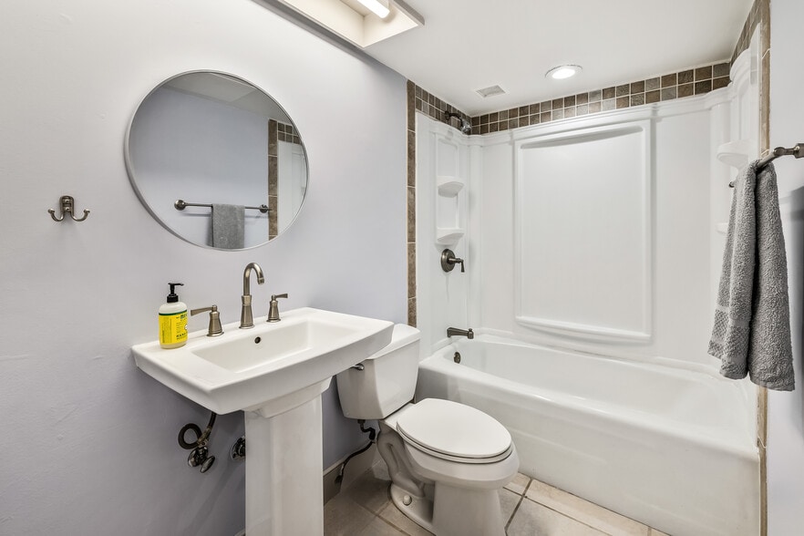 Building Photo - 1860 Ala Moana Blvd