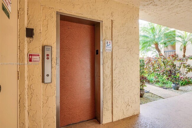 Building Photo - 200 Jacaranda Country Club Dr