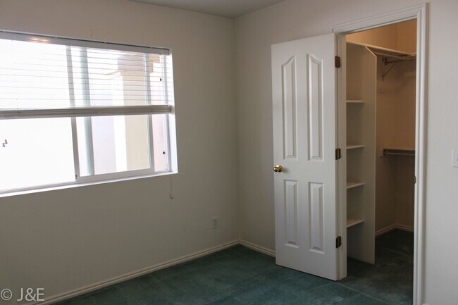 Building Photo - Cozy 2 Bed 2 Bath