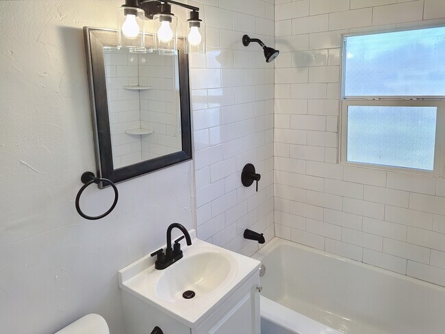 Building Photo - 3221 NE 16th St