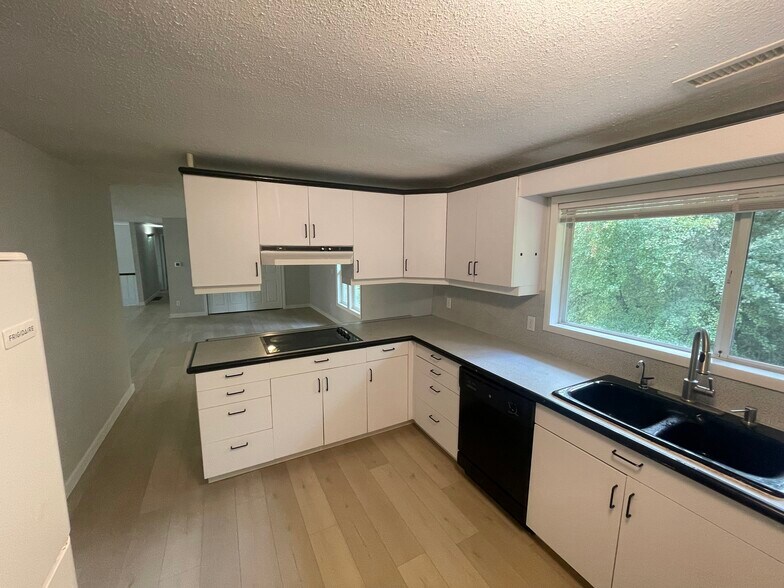 Building Photo - 3228 SW Dolph Ct