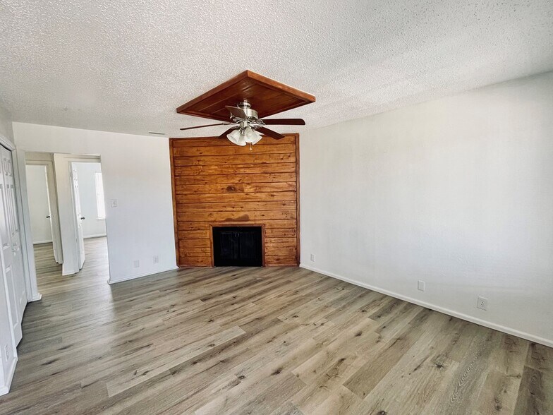 Building Photo - 1203 Redwood St